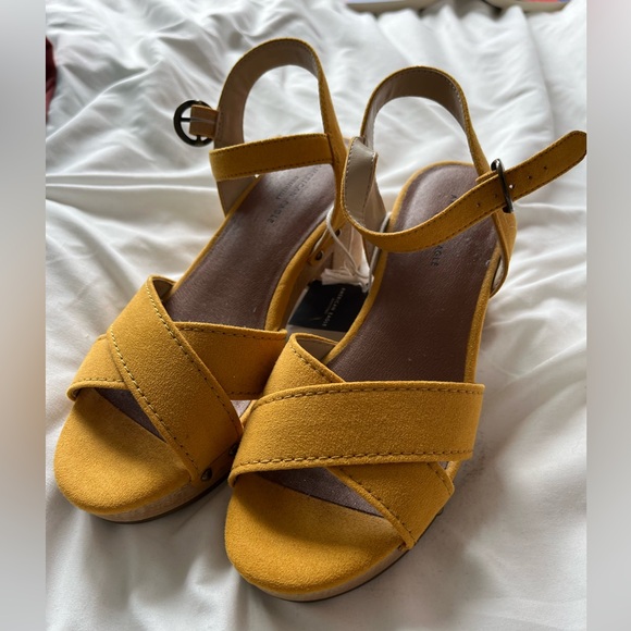 70s vibe chunky heel sandals - mustard yellow, size 6 - Picture 3 of 4